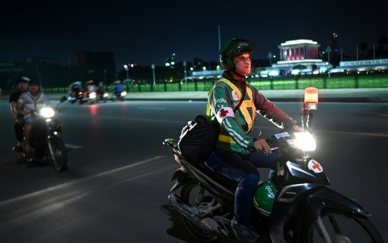Tài xế xe ôm thầm lặng lang thang khắp phố phường Hà Nội trong đêm tối, cứu giúp người gặp tai nạn giao thông lên báo nước ngoài