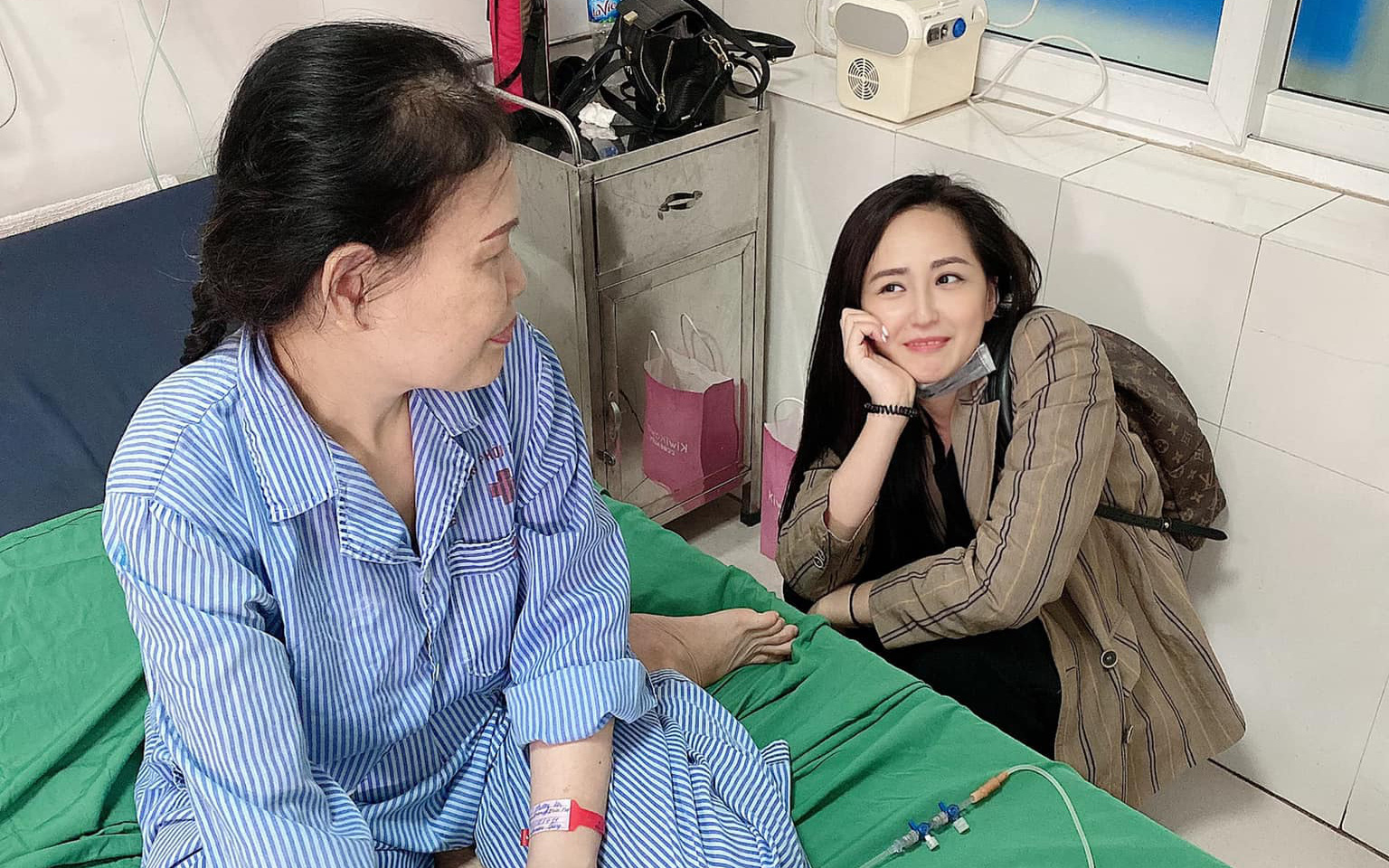 Mẹ Mai Phương Thuý bất ngờ nhập viện cấp cứu, Hoàng Thuỳ Linh và nhiều sao Việt gửi lời hỏi thăm