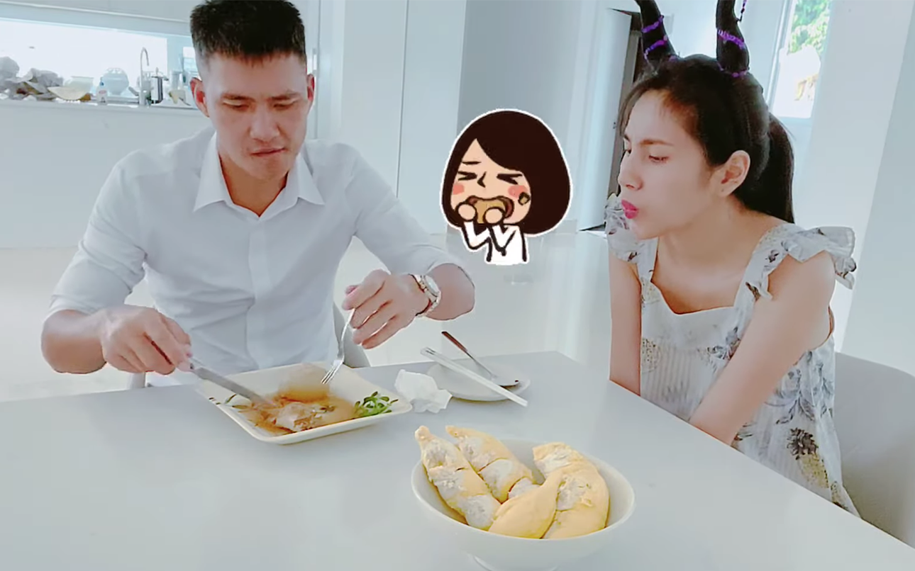 Thuỷ Tiên vừa đi show về, diện nguyên đồ diễn vào bếp để nấu &quot;sâu&quot; cho Công Vinh: chị định tranh hết phần đảm đang của thiên hạ hay gì?