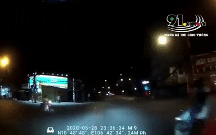 Clip: Giật mình khoảnh khắc ô tô húc bay người đi xe máy vượt đèn đỏ tại ngã tư