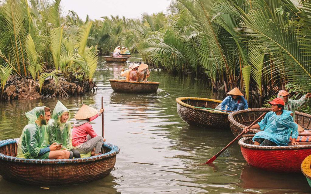 12 trải nghiệm du lịch tại Việt Nam hấp dẫn các blogger nước ngoài: Từ leo núi ở Sa Pa, học nấu ăn ở Hội An đến đi xe máy xuyên Việt đều thật xịn sò