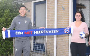 Văn Hậu bất ngờ xuất hiện trước cửa nhà khiến fan Heerenveen cảm kích bằng hành động đẹp trong mùa Covid-19