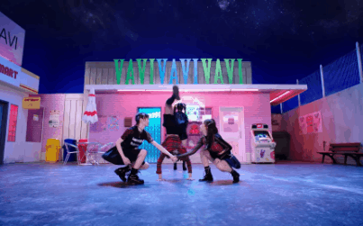 20 vũ đạo khó của Kpop 2020: BTS và GFRIEND nhảy với cả chục vũ công, &quot;đôi tay huyền bí&quot; của Apink không khó bằng động tác rơi tự do và nhảy dây nhào lộn