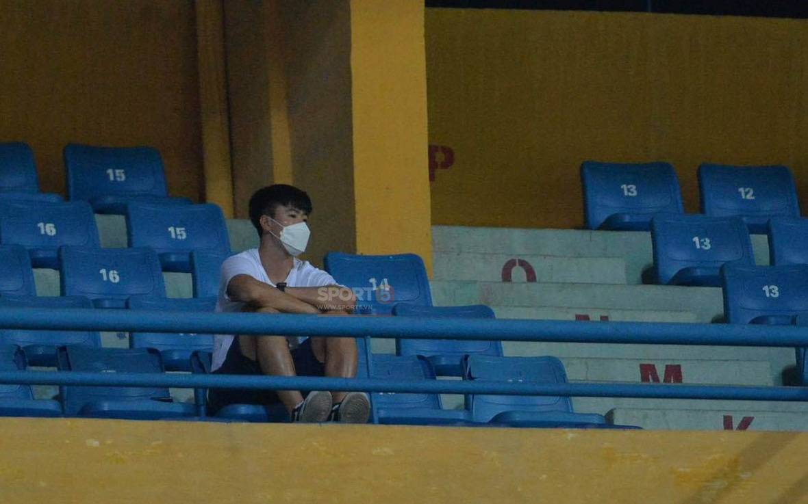 Chạnh lòng hình ảnh Duy Mạnh ngồi cô đơn trên khán đài theo dõi trận Hà Nội gặp CLB Đồng Tháp