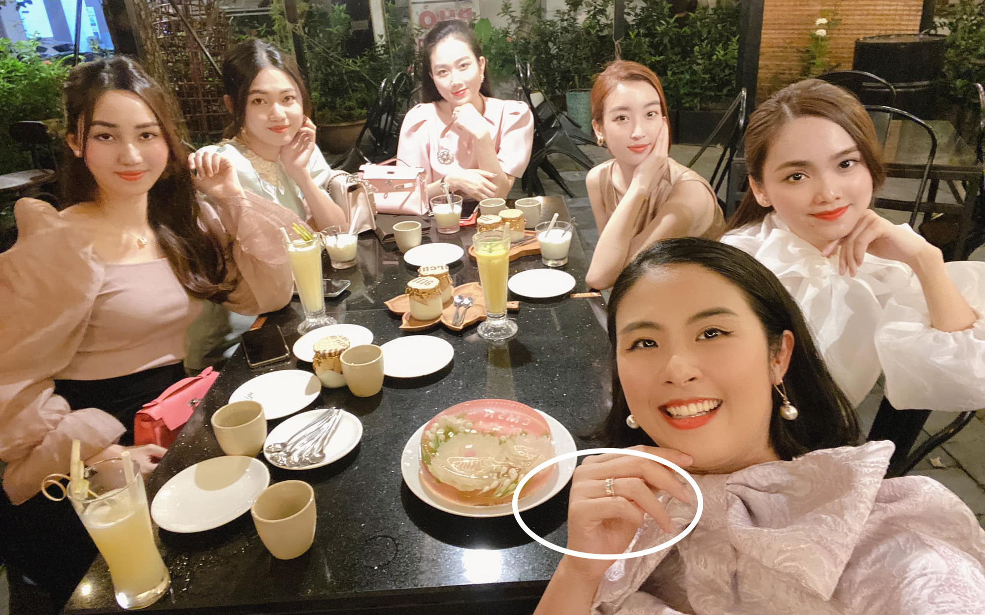 Hội bạn thân toàn &quot;nàng Hậu&quot; lâu lắm mới tụ họp: Nhan sắc bất phân thắng bại, Ngọc Hân gây chú ý nhờ cận cảnh nhẫn đính hôn
