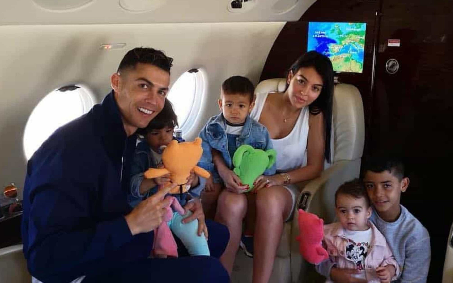 Sau gần 2 tháng tự cách ly ở quê nhà, Ronaldo cùng gia đình trở về Ý trên chuyên cơ 580 tỷ nhưng vẫn chưa thể tập trung cùng các đồng đội vì lý do này