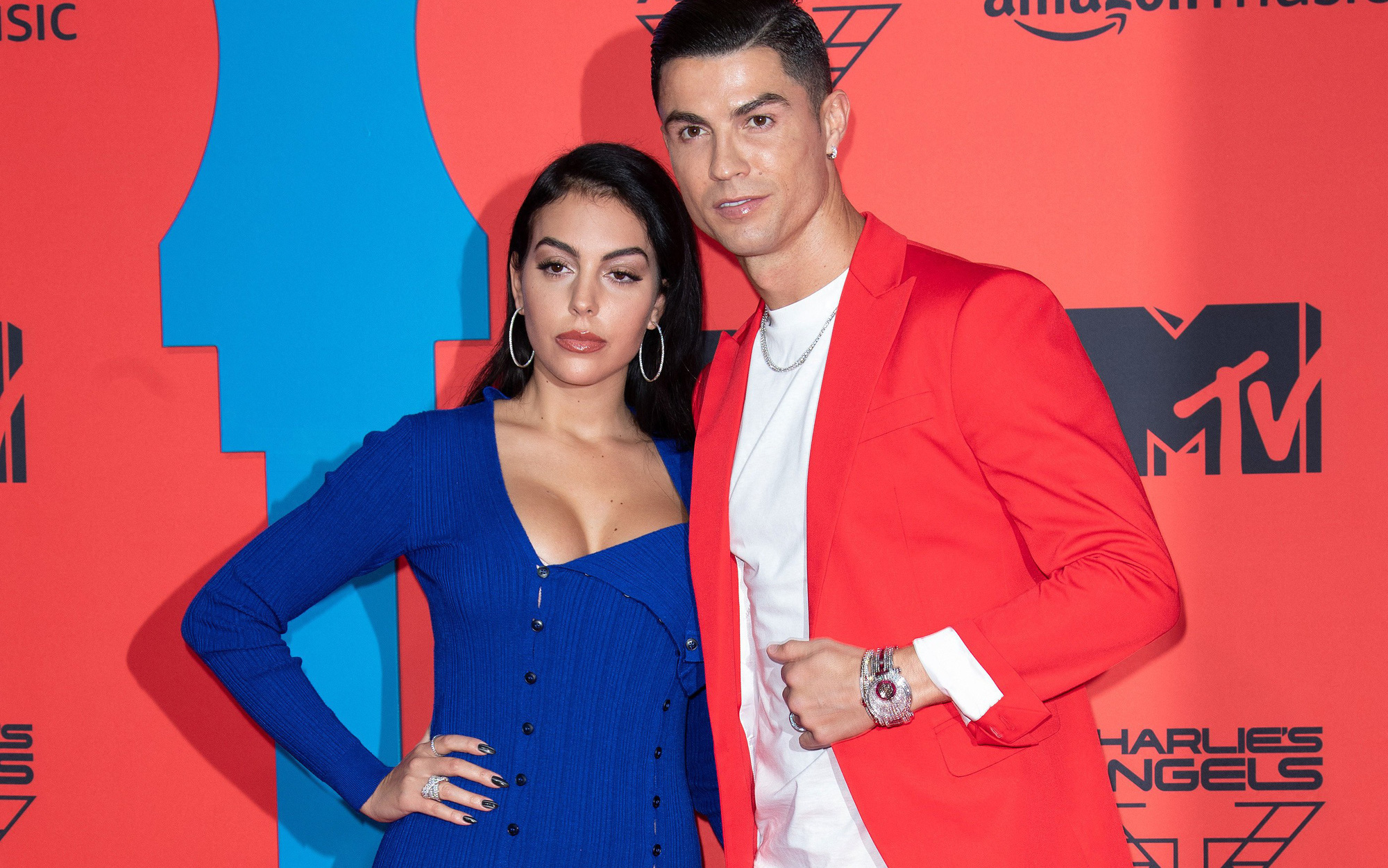 Bạn gái Ronaldo khiến dân tình nháo nhào với bài đăng đầy ẩn ý trên trang cá nhân, truyền thông đồn đoán cô nàng đang mang bầu lần thứ hai