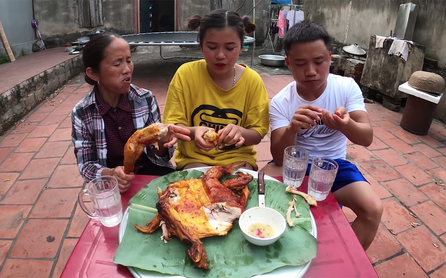Bắt chước anh trai mang gà của mẹ đi làm thịt, con gái bà Tân lập tức bị mắng vì tội &quot;lười làm hay ăn&quot;