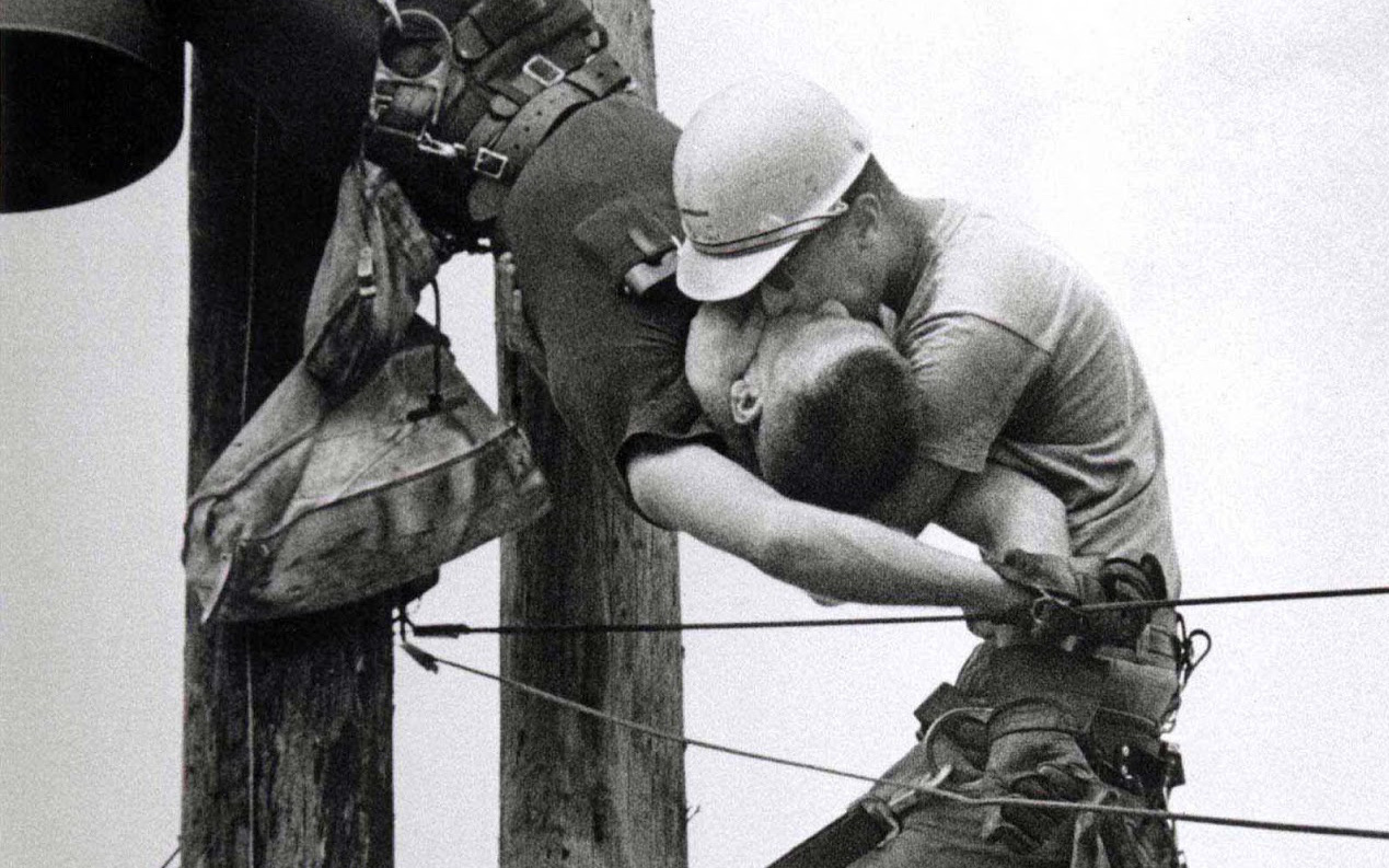 &quot;Nụ hôn đồng giới&quot; của hai công nhân ngành điện và câu chuyện thực sự đằng sau bức ảnh làm lay động bao trái tim