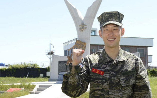 Son Heung-min đúng chuẩn "con nhà người ta" trong truyền thuyết, đá bóng hay lại còn đứng nhất lớp quân sự