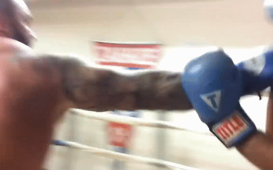 Choáng trước sức mạnh của &quot;người khỏe nhất hành tinh&quot; khi tập boxing: Cú đấm ngàn cân, đối thủ đeo đồ bảo hộ rồi mà vẫn &quot;tơi tả&quot;