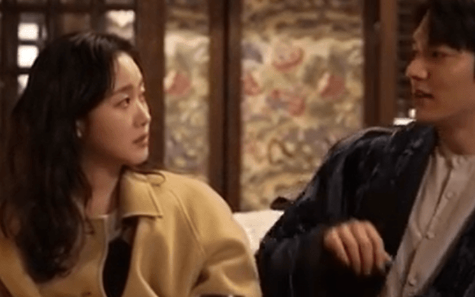 Kim Go Eun né nụ hôn của Lee Min Ho như &quot;tránh tà&quot; ở hậu trường Quân Vương Bất Diệt, thế này mà đồn hẹn hò gì?