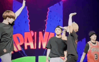 Tội cho Jimin (BTS): Thân làm anh muốn &quot;high-five&quot; với cậu em Jungkook, thế mà lại bị &quot;dìm&quot; chiều cao không thương tiếc đến suýt ngã sấp mặt