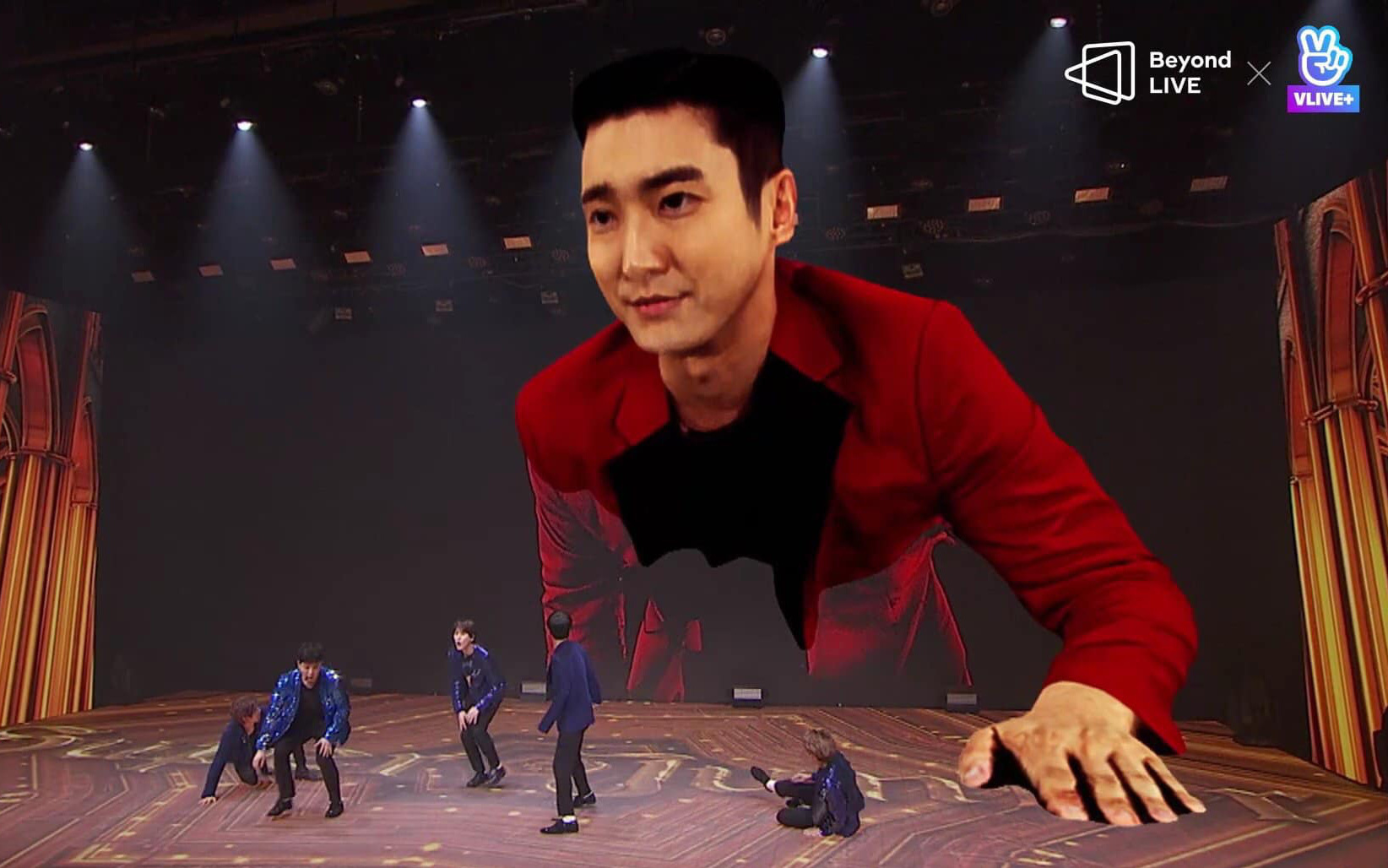 Super Junior làm concert chất đến phát ngất: &quot;Hóa phép&quot; Siwon to bằng tòa nhà 2 tầng ngay trên sân khấu