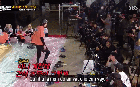 Lee Kwang Soo mặt biến sắc hẳn khi bị nhân viên &quot;Running Man&quot; quăng đồ như... ném thức ăn cho cún
