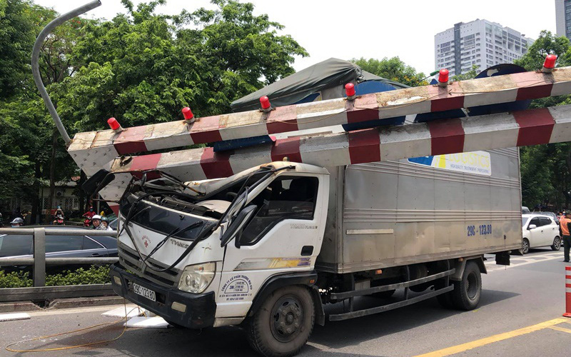 Hà Nội: Xe tải đâm gãy cột giới hạn chiều cao cầu vượt Tây Sơn, giao thông giữa trưa nắng ùn tắc