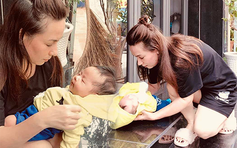 Đã có 22 con nuôi, Phi Nhung gây xúc động khi hạnh phúc đón nhận thêm 1 bé bị bỏ rơi