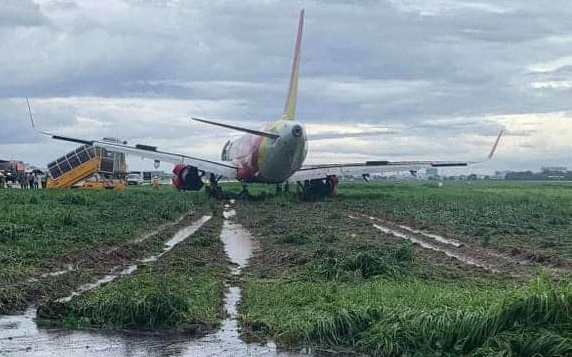 Máy bay Vietjet hạ cánh lệch đường băng, sân bay Tân Sơn Nhất tạm dừng hoạt động