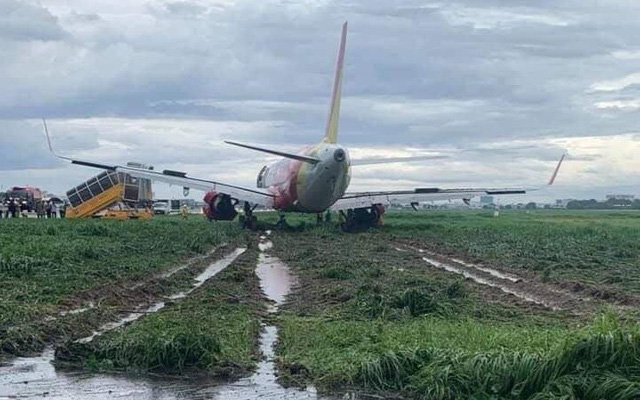 Tạm thu bằng lái 2 phi công điều khiển máy bay hạ cánh trượt khỏi đường băng tại Tân Sơn Nhất