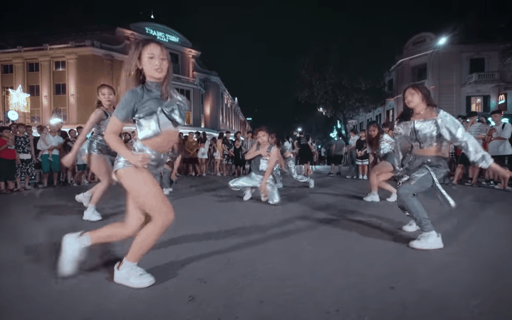 Khi thế giới vẫn đang &quot;gồng&quot; mình chống Covid-19 thì giới trẻ Việt Nam lên phố đi bộ dance cover &quot;quẩy&quot; tung, netizen quốc tế ghen tị hết sức!