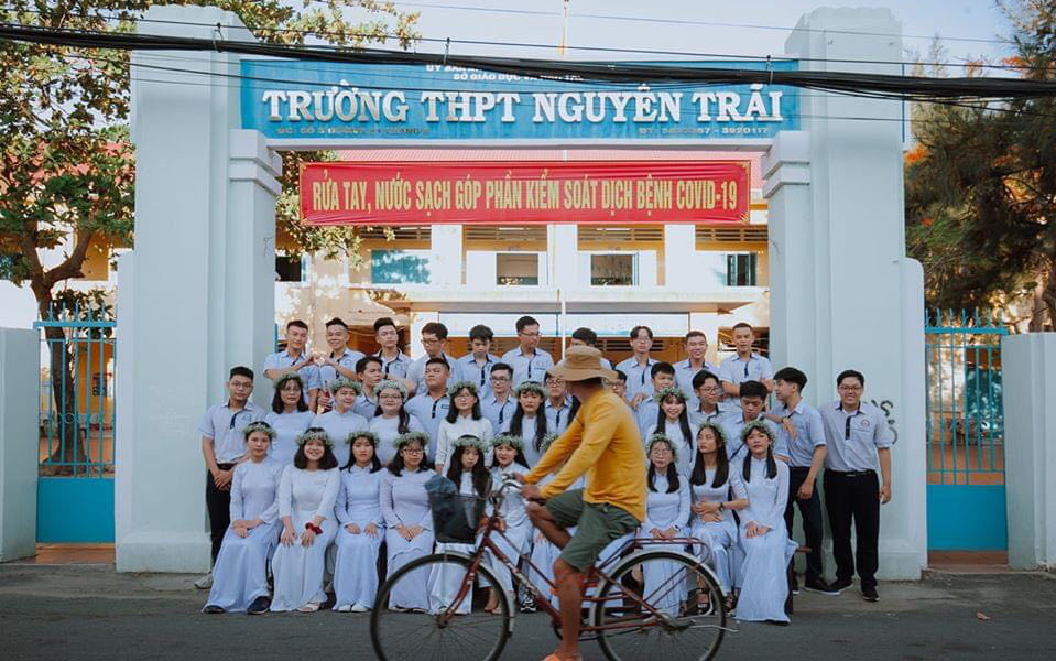 Nhận về gần 200K like, bức ảnh học sinh đang chụp kỷ yếu thì người lạ đi ngang gây bão