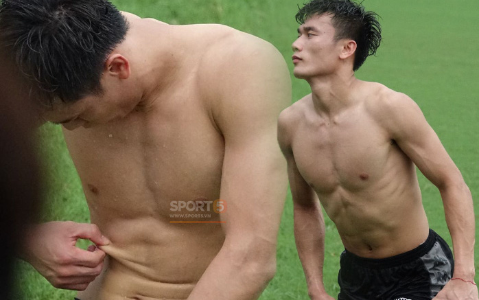 Bùi Tiến Dũng véo bụng đo mỡ thừa, sợ cơ bụng chuẩn không cần chỉnh bị che lấp