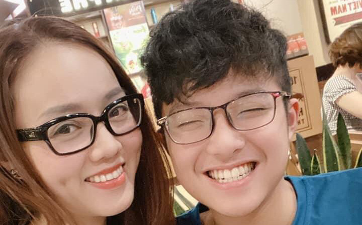Bạn gái kém 15 tuổi selfie vui vẻ bên con riêng của Công Lý, &quot;vợ cũ&quot; MC Thảo Vân liền có bình luận hé lộ mối quan hệ