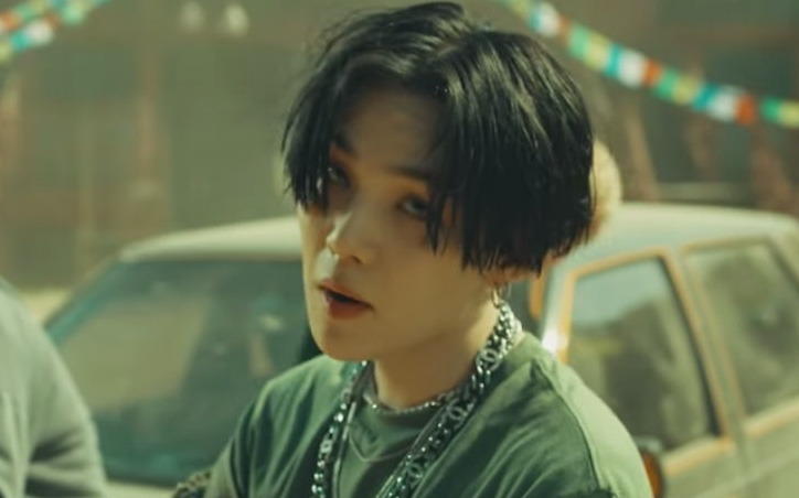 Mặc lùm xùm gay gắt, SUGA vẫn thiết lập kỷ lục chưa nghệ sĩ solo Kpop nào làm được; ca khúc gây tranh cãi còn đạt no.1 iTunes 37 nước