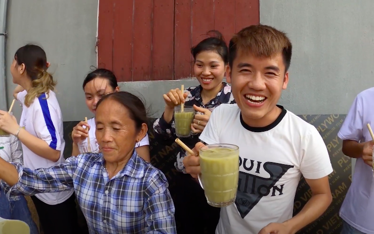 Bà Tân tung video làm cốc rau má đậu xanh siêu to khổng lồ, nhưng thứ mà dân mạng chú ý nhất lại là một câu “lỡ lời” của Hưng Vlog