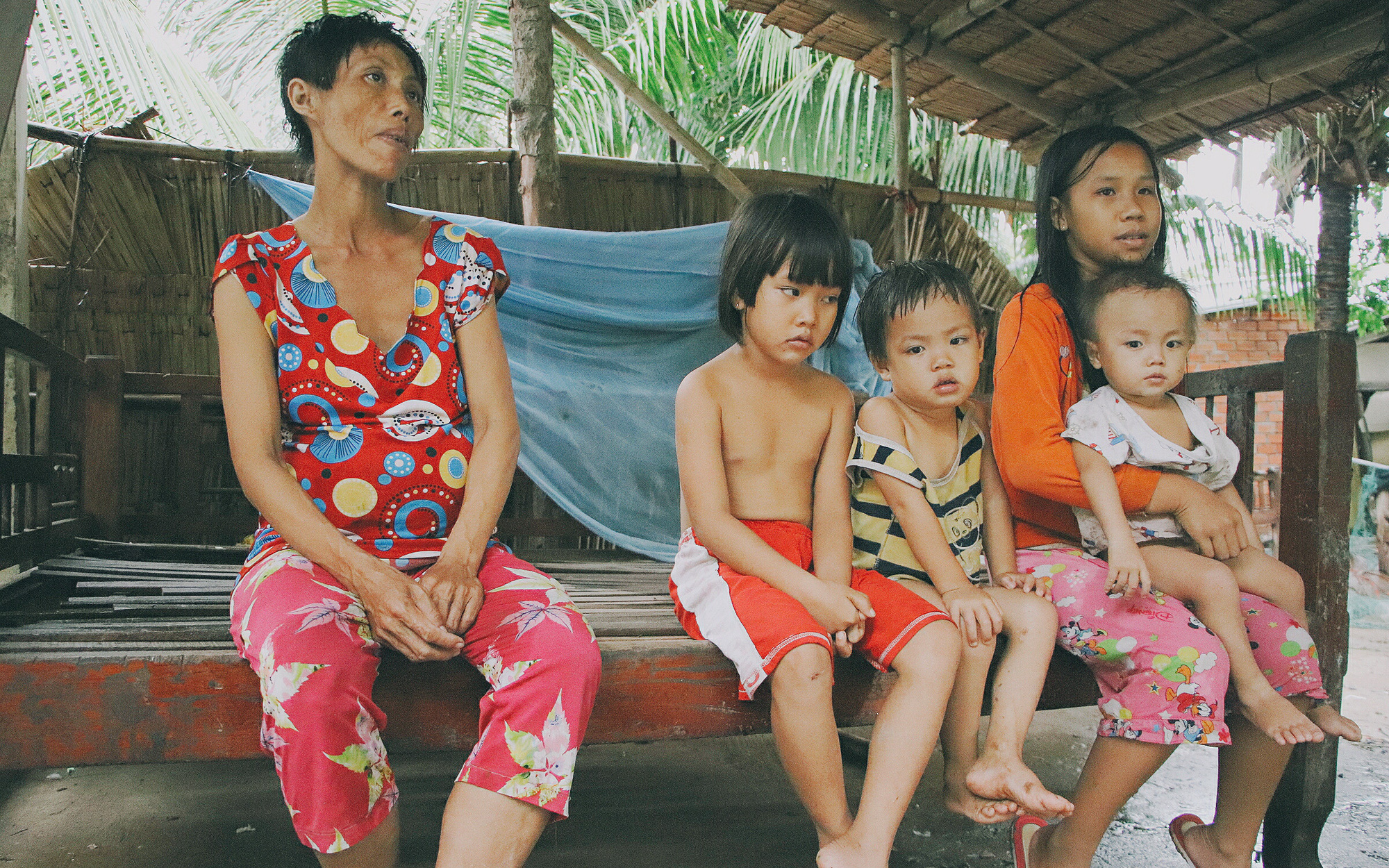 5 đứa trẻ đói ăn bên người mẹ khờ mang bụng bầu 7 tháng: &quot;Con không muốn mẹ sinh em nữa, nhà con nghèo lắm rồi&quot;