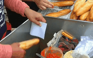 Nhìn ổ bánh mì kẹp đầy ớt mà hội ghiền ăn cay cũng &quot;phát hoảng&quot;: Hoá ra là một đặc sản ngon nức tiếng nhiều vùng Việt Nam