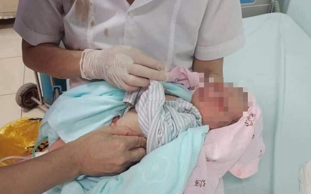Thông tin mới nhất về tình hình sức khoẻ của bé sơ sinh bị bỏ rơi 3 ngày dưới hố gas ở Hà Nội