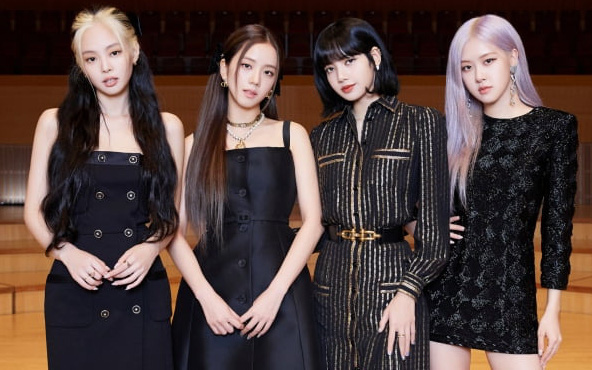 Nhan sắc của BLACKPINK gây sốt tại họp báo: Jennie khoe quả đầu "Dương Quá", đôi chân của Rosé còn nổi hơn cả mái tóc tím