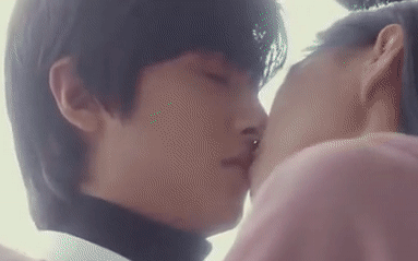 Cặp đôi Produce 101 hôn nhau &quot;tung màn&quot; gây sốt ở web drama học đường Pop Out Boy