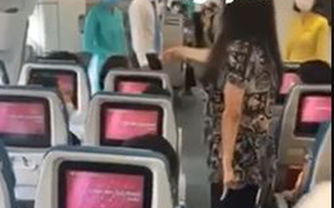 Clip nữ hành khách liên tục gào thét trên máy bay: "Hành động gây rối là không đúng, nhưng CĐM cũng đừng đổ xô vào mạt sát vì có thể cô ấy gặp bất ổn về tâm lý"