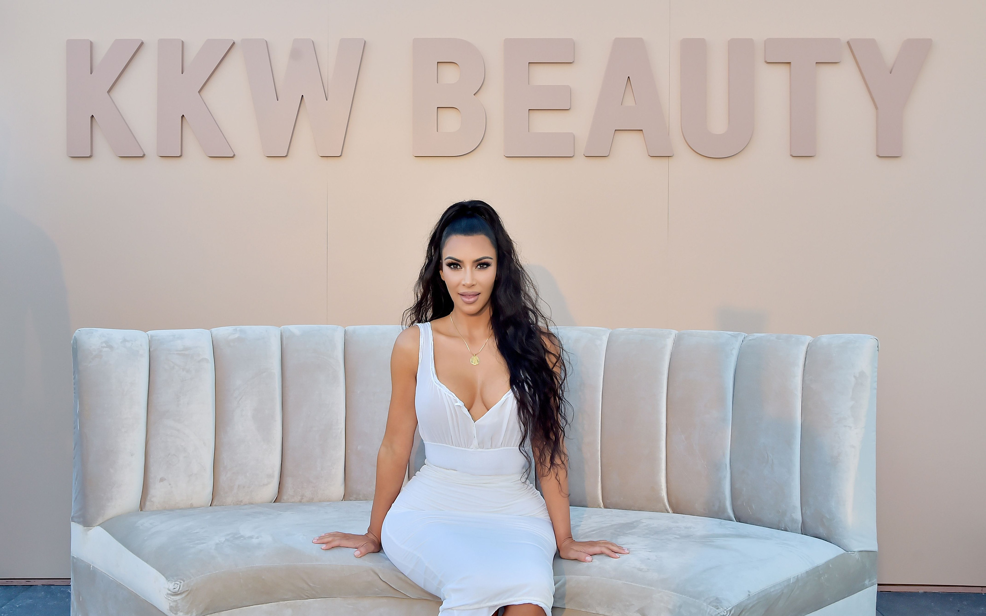 Không &quot;kém miếng&quot; cô em Kylie, đế chế mỹ phẩm của Kim Kardashian đã cán mốc tỷ đô