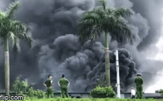 Hà Nội: Cháy dữ dội tại kho hóa chất ở Long Biên, thùng phuy phát nổ bay cao hàng chục mét