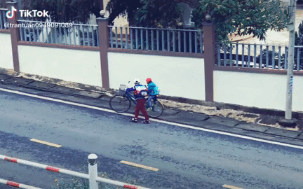 Khoảnh khắc cậu bé chở em trai đi học bằng xe đạp lên dốc cao: Ngồi yên, thế giới để anh lo!