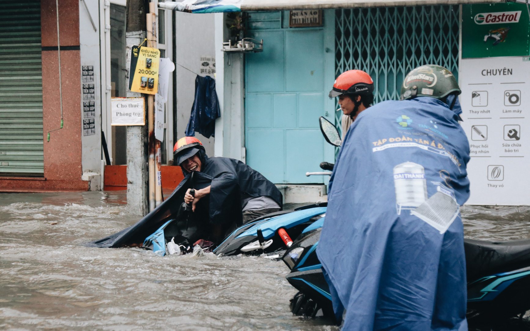 Ảnh: Đường Sài Gòn ngập lút bánh xe khi mưa lớn, người dân té ngã sõng soài