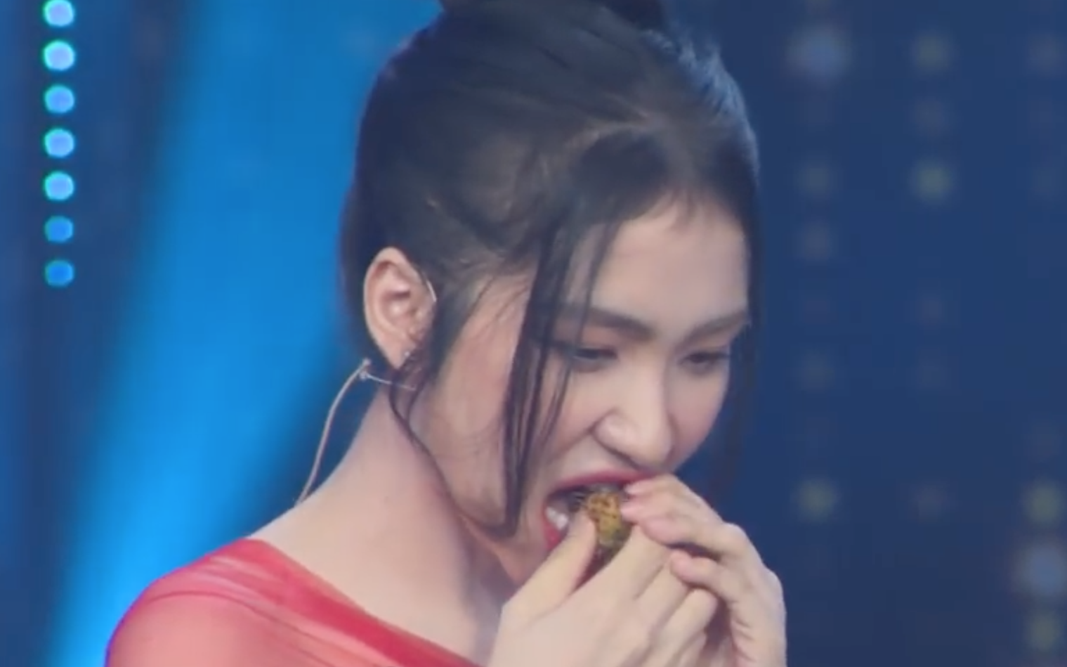 Được mời lên thử thách trai đẹp, Hòa Minzy vô tư bóc chôm chôm ăn ngon lành trên sân khấu