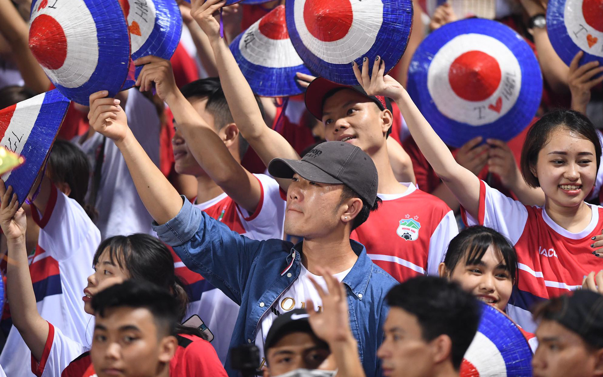 Hình ảnh hiếm gặp: Xuân Trường hòa mình vào hội fan, vẫy nón cổ vũ trận HAGL gặp Hà Nội FC