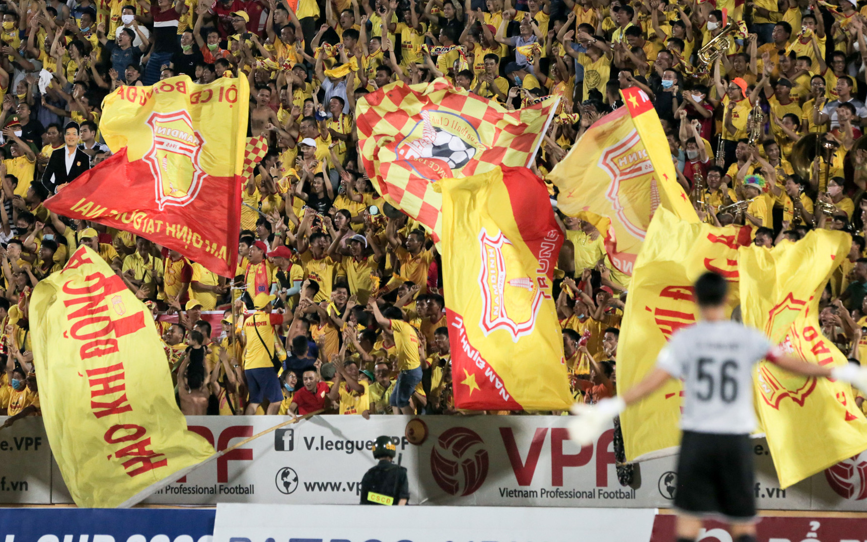 Khi bóng đá thế giới &quot;lặng im&quot; tiếng cổ vũ, V.League vẫn đón lượng khán giả kỷ lục năm 2020