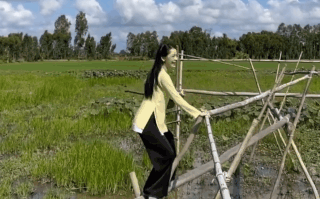 Chi Pu hé lộ cảnh quay bị cắt trong MV: &quot;Ba Trà&quot; thiếu nghị lực toàn tập, buông xuôi tất cả giữa cầu khỉ khiến ai nấy cười ngất