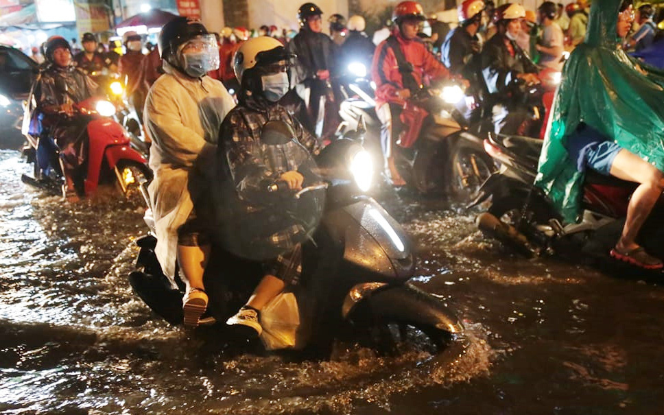 Đường phố lại thành sông sau mưa lớn, người Sài Gòn bì bõm đẩy xe lội bộ về nhà trong đêm