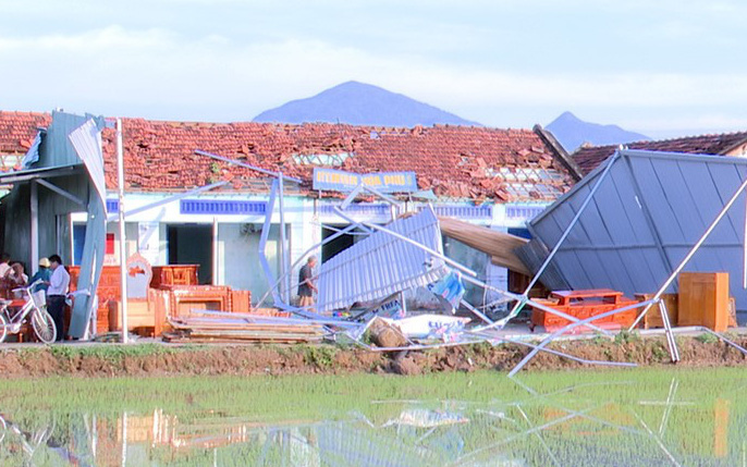 Mưa giông kèm lốc xoáy làm hư 80 nhà dân, 12.000 hộ dân bị cúp điện tại Phú Yên