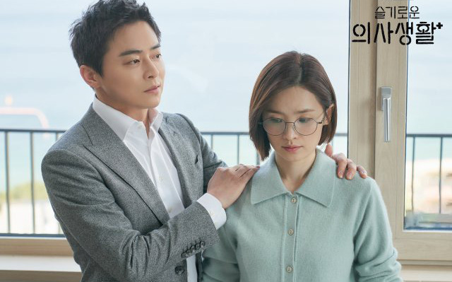 Đạo diễn Hospital Playlist cài cắm Jo Jung Suk yêu nữ chính từ đầu mà chẳng ai nhận ra?