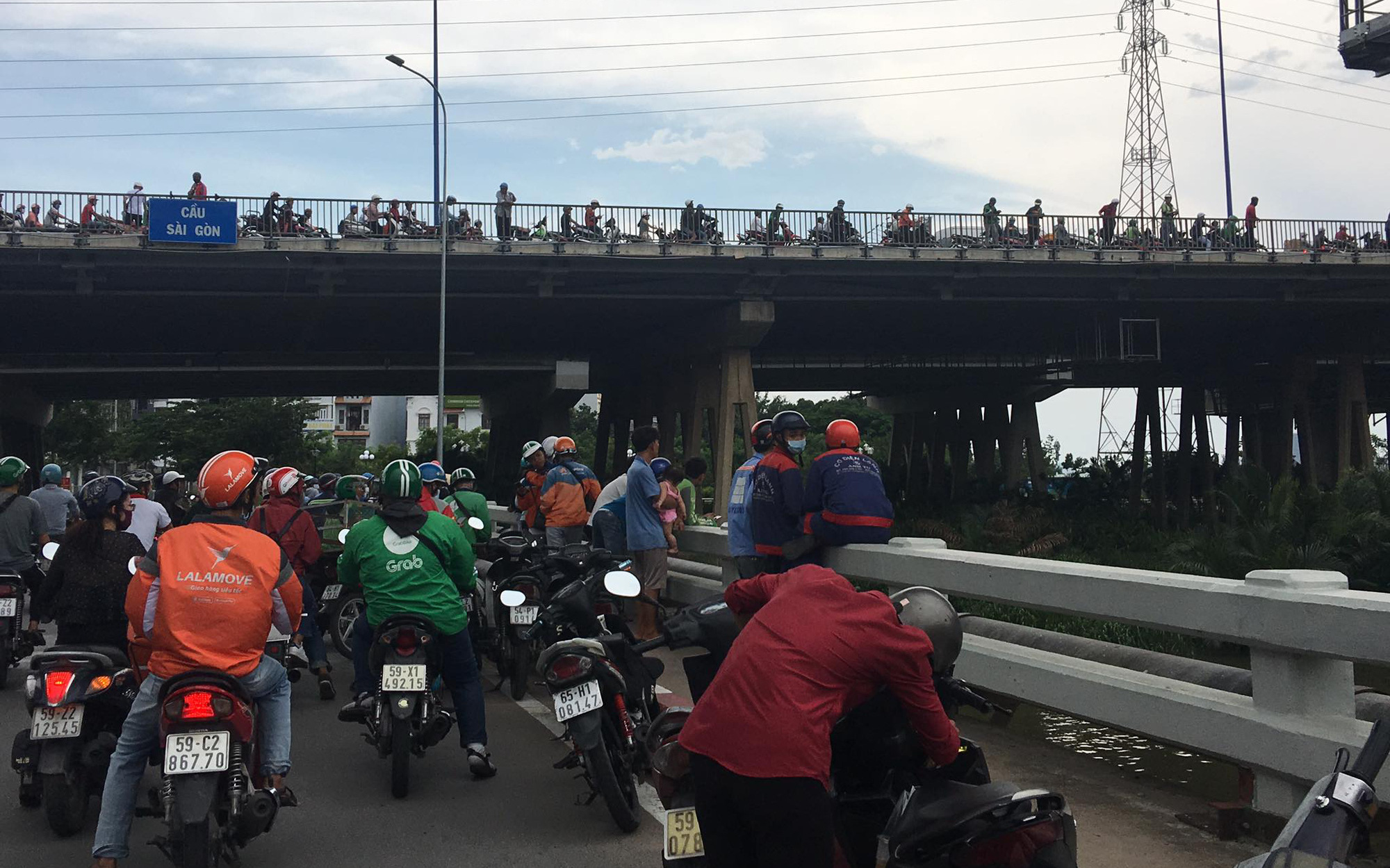 Thêm một thanh niên bỏ lại balo và đôi dép rồi nhảy cầu Sài Gòn tự tử, nhiều người đứng livestream gây ùn tắc giao thông
