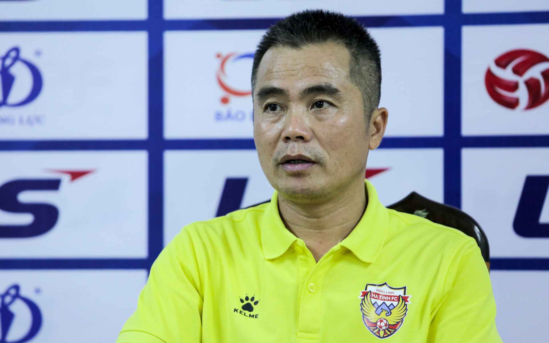 Nhận &quot;tin buồn&quot; ngay trước trận, HLV V.League bức xúc với VFF: &quot;Làm thế này người ta bỏ bóng đá&quot;