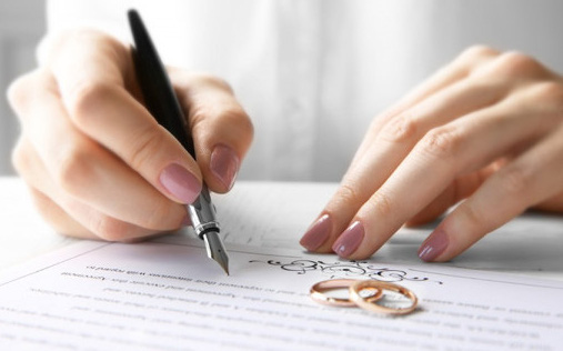 Vì sao phải ghi tên người dự định cưới trong giấy xác nhận độc thân để kết hôn?