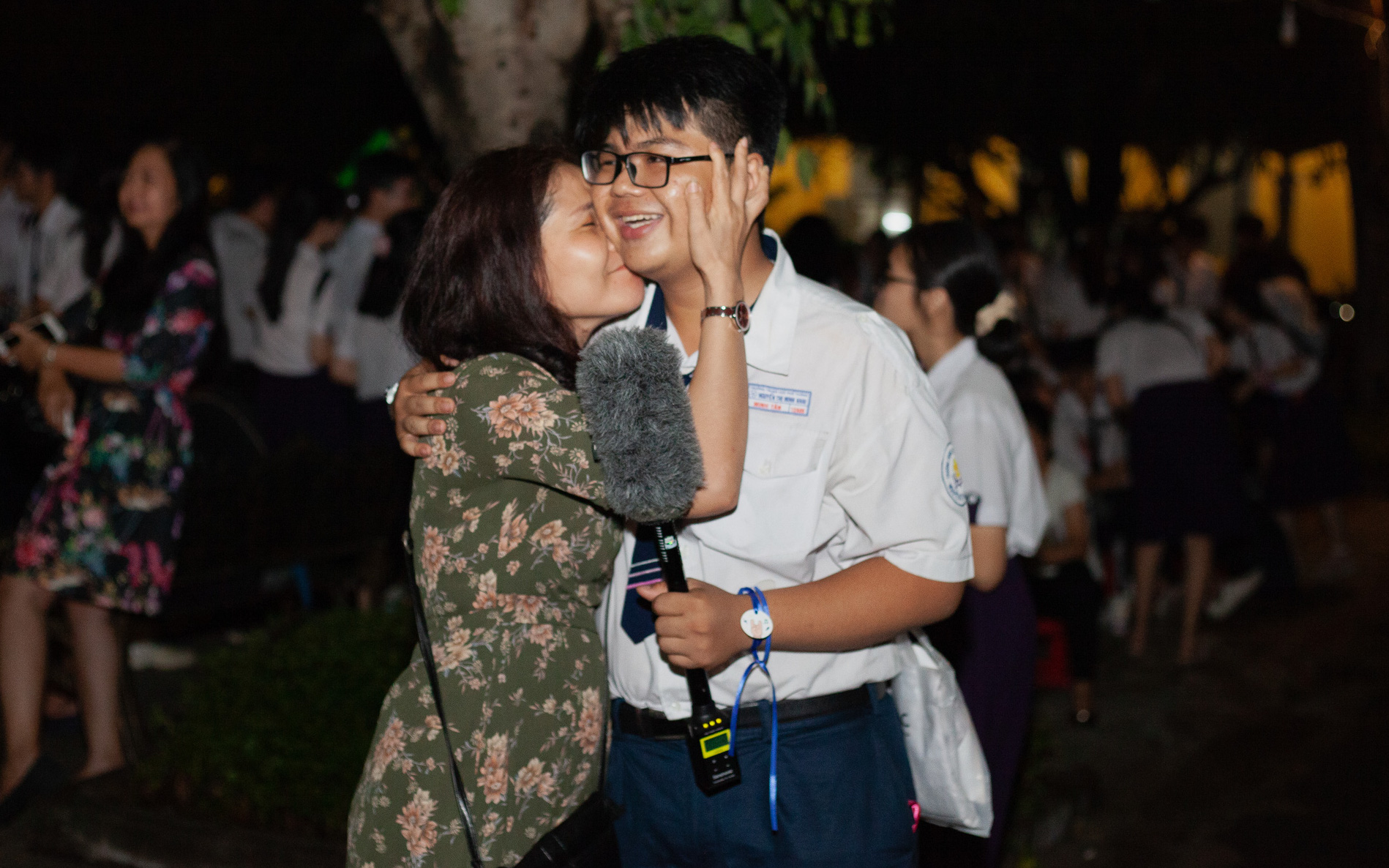 Đêm tri ân của học sinh Minh Khai làm cha mẹ nghẹn ngào: Hạnh phúc là nhìn thấy con trưởng thành!